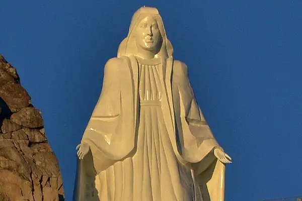 Третья по высоте статуя в мире посвящена женщинам во всем мире