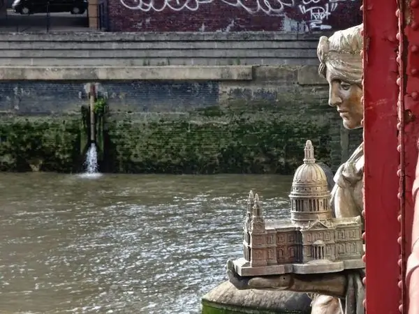 Миниатюрный собор Святого Павла на мосту Воксхолл