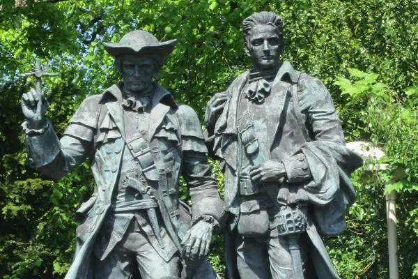 Статуя Дэвида Бальфура и Алана Брека Стюарта