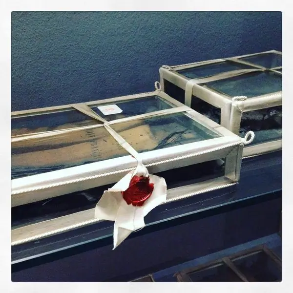 Выставка истерзанных войной книг в бельгийской библиотеке