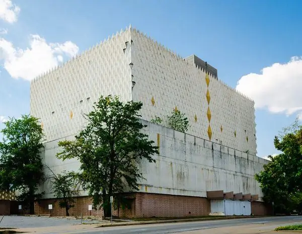 Пустое бетонное здание без окон в Талсе