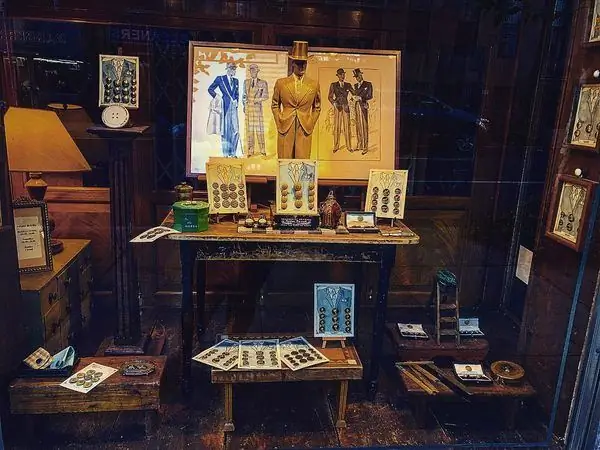 Этот крошечный магазин - универсальный магазин редких и замечательных пуговиц