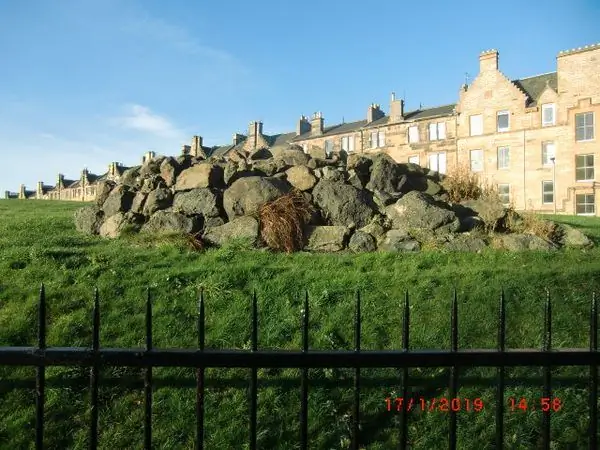 Эта стопка камней посвящена убитой женщине 18-го века