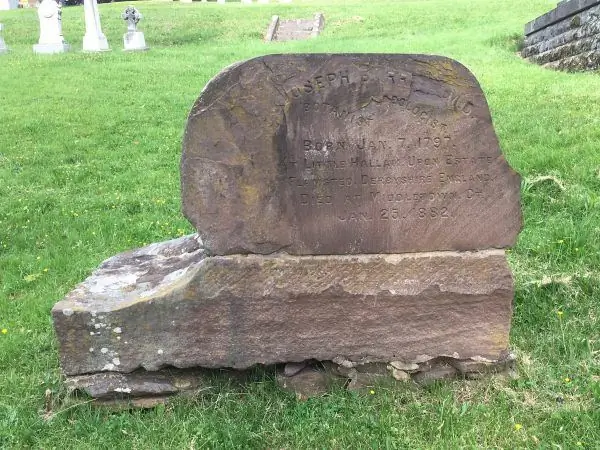 Эта могила покрыта следами динозавров