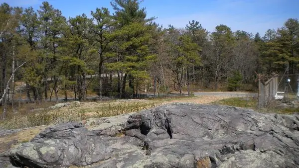 Индейское племя Массачусетта, а позже и штат, были названы в честь этого холма