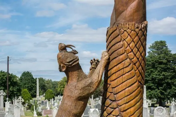 Кладбищенские скульптуры из бензопилы