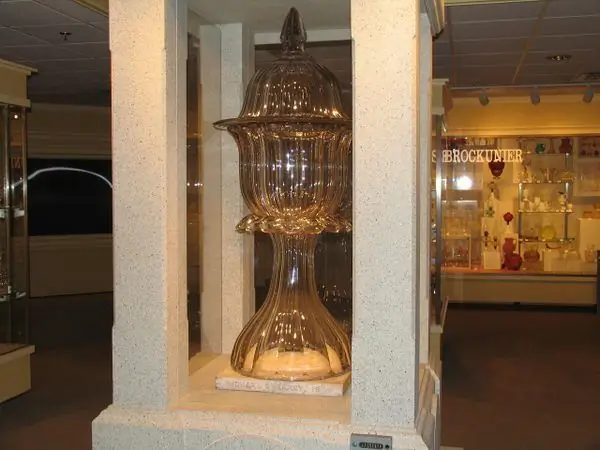 Эта пятифутовая чаша для пунша весом 225 фунтов украшала могилу 75 лет