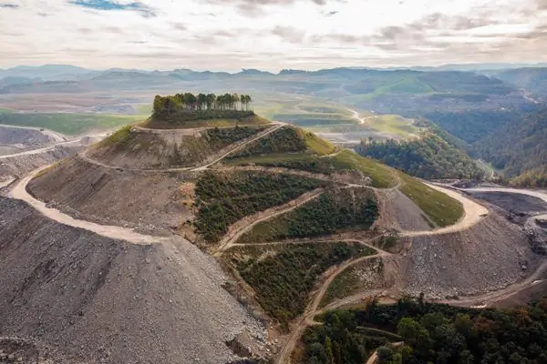 Кладбища на вершине горы в окружении угольных шахт