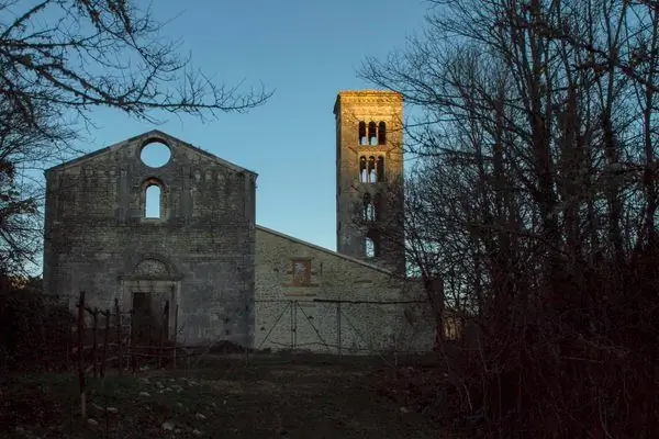 Заброшенное аббатство Санта-Мария-дель-Пьяно