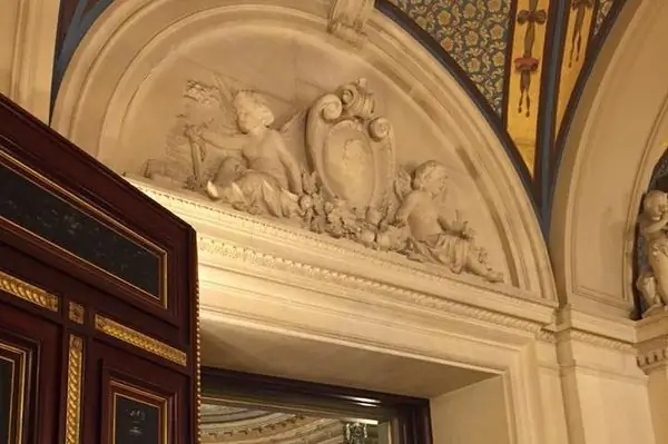 Паровоз спрятан в этом греко-римском барельефе херувима