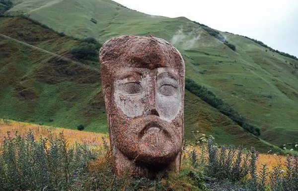 Сно Гигантские скульптуры головы