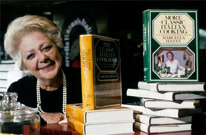 Марселла Хазан со своими кулинарными книгами