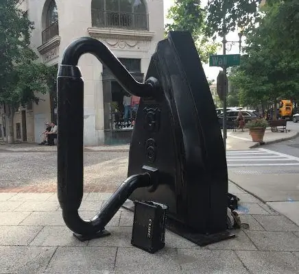 Плоская железная скульптура