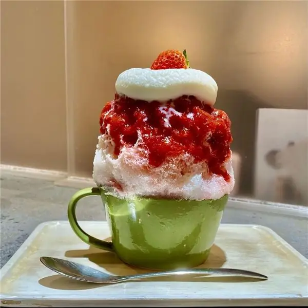 Какигори в Housekibaco готовят из местной клубники, молочной пены, маскарпоне, меда и малинового молока