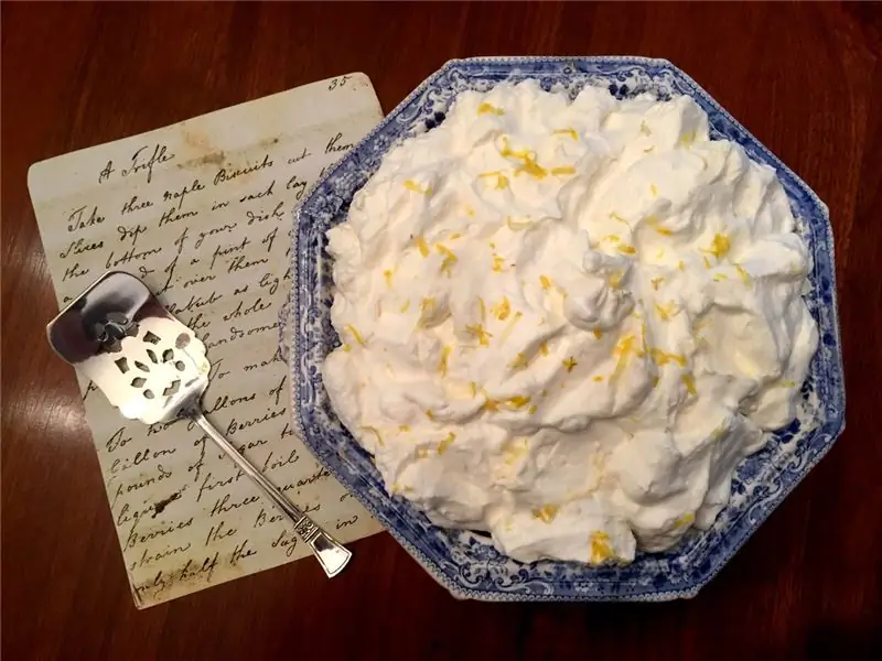 ImageA Trifle With Whipt Syllabub, адаптированный из Книги домашнего хозяйства Марты Ллойд и стилизованный Жюльен Герер