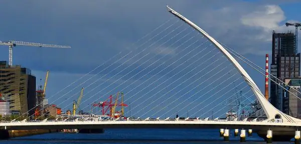 Дублинский мост в форме национального символа Ирландии