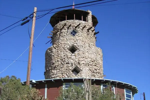 Башня с видом на пустыню