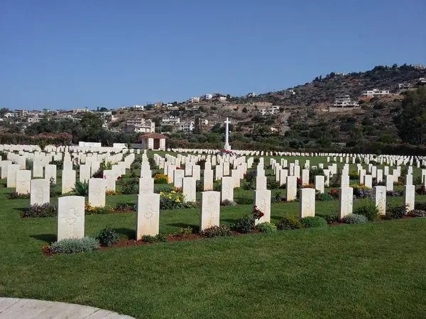 Военное кладбище в заливе Суда