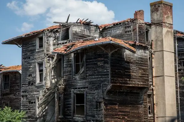 Этот заброшенный приют - одно из крупнейших деревянных зданий в Европе