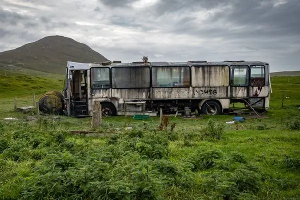 Заброшенный автобус на пляже Скариста