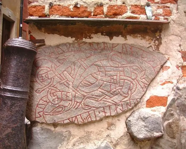 Рунический камень викингов в Старом городе Стокгольма