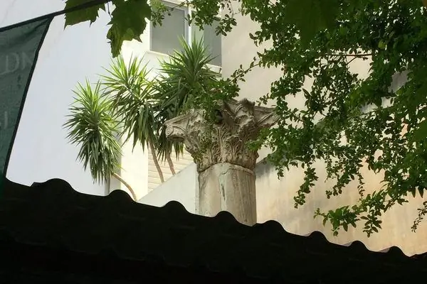 Св. Джон вокруг колонны