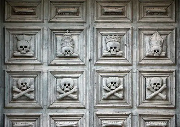 «Церковь чистилища», украшенная черепами и скелетами
