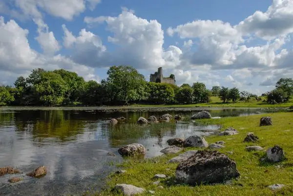 Очаровательные руины заброшенного средневекового ирландского городка