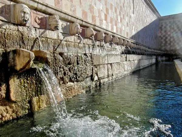 Фонтан 99 носиков