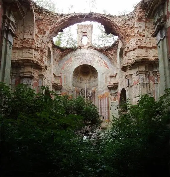 Руины заброшенного храма Всех Святых