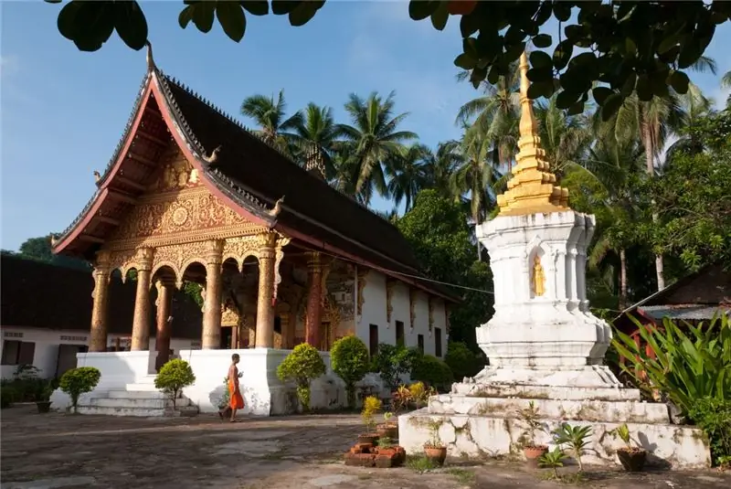 На этой фотографии изображен Wat Paphaimisaiyaram, буддийский храм, который является частью объекта Всемирного наследия ЮНЕСКО в Луангпрабанге