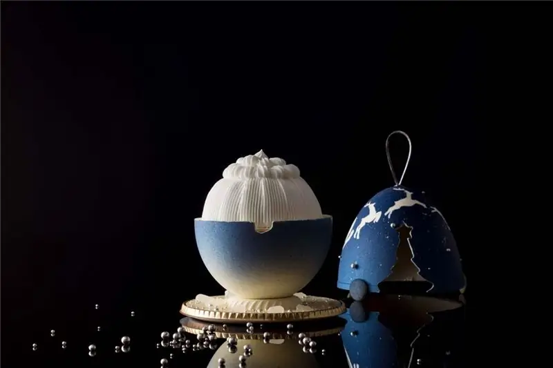 Этот удивительный торт «Атарайо» из отеля Cerulean Tokyu в Сибуя, Токио, представляет собой яйцо из белого шоколада с изображением Санта-Клауса и его оленей, летящих по небу. Он содержит цуккотто (итальянский полузамороженный пирог), покрытый глазурью из сливочного сыра