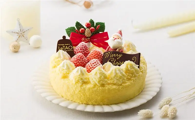 Рождественский двойник из LeTao, популярного кондитерского магазина в Хакодате, Хоккайдо, который доставляет свои торты по всей стране. Это трехслойный чизкейк с основой из бисквита, начинкой из взбитых сливок и свежей клубникой