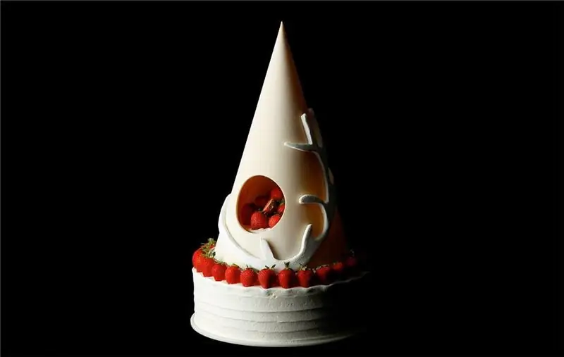 Возможно, лучший клубничный пирог, торт Ренне («Северный олень» по-французски) из отеля Palace Hotel Tokyo, увенчан высоким скульптурным конусом с изображением оленьих рогов. Торт и конус в совокупности имеют ширину около фута и высоту 20 дюймов и содержат более 100 идеальных ягод клубники по огромной цене 70 000 иен (640 долларов США)