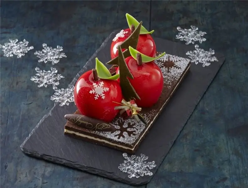 Pomme Tatin Nöel - это рифф лионского кондитера Себастьяна Буйе на forêt-noire, французскую версию торта «Шварцвальд». Продаваемый в универмаге Ginza Mitsukoshi в Токио, он состоит из шоколадного бисквита и кремовой основы из маскарпоне, увенчанной яблоками из миндально-ванильного мусса, печеньем-макарон (безе с миндалем) и компотом из карамелизированных яблок