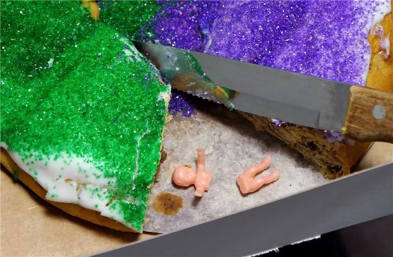 Многие современные фигурки для тортов сделаны из пластика, а не из керамики