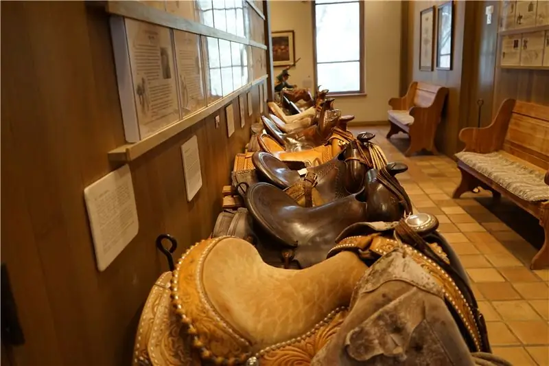 Коллекция седел из ковбойского прошлого