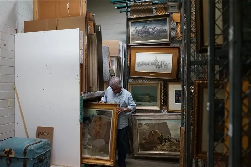 Даррелл Бошан вытаскивает картину из хранилища музея