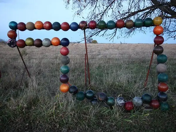 Искусство во дворе с шарами для боулинга