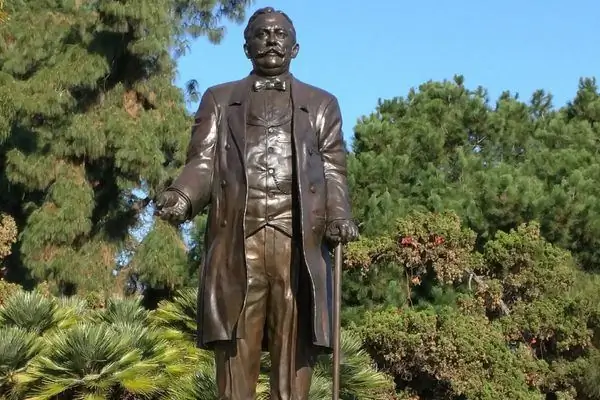 Гриффит Дж. Гриффит Статуя