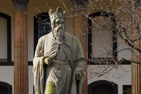 Эта лондонская статуя наполовину король, наполовину богиня