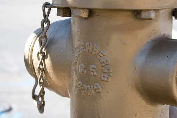 Золотой пожарный гидрант