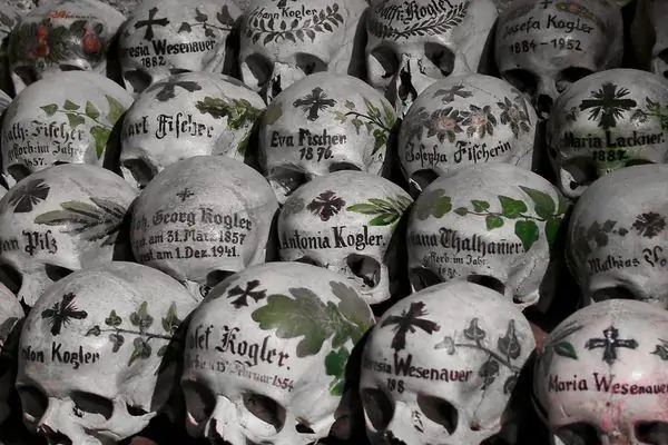 Раскрашенные черепа Гальштатского склепа