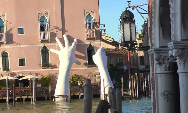Гигантские руки Большого канала Венеции