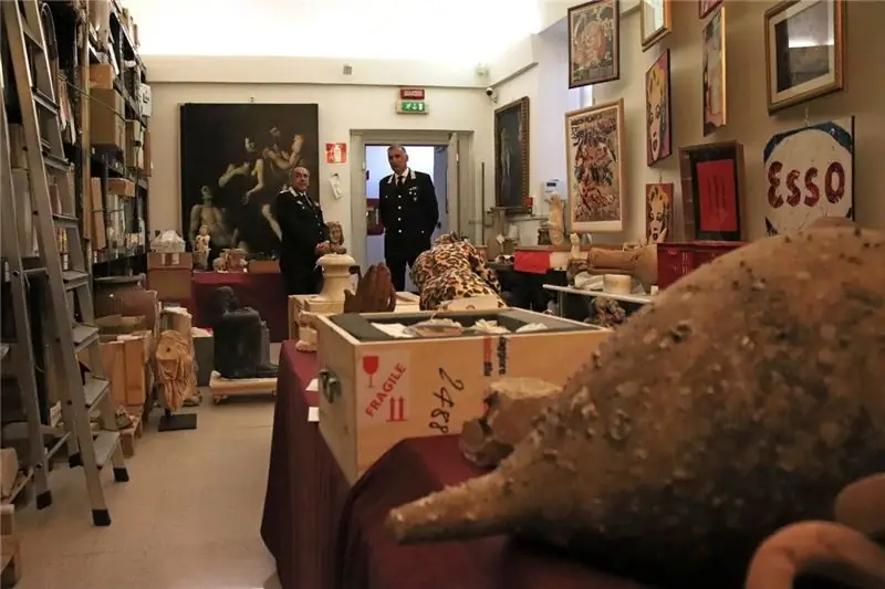 Альберто Дережибус и Никола Кандидо из отряда карабинеров в хранилище. Уорхол справа - подделка