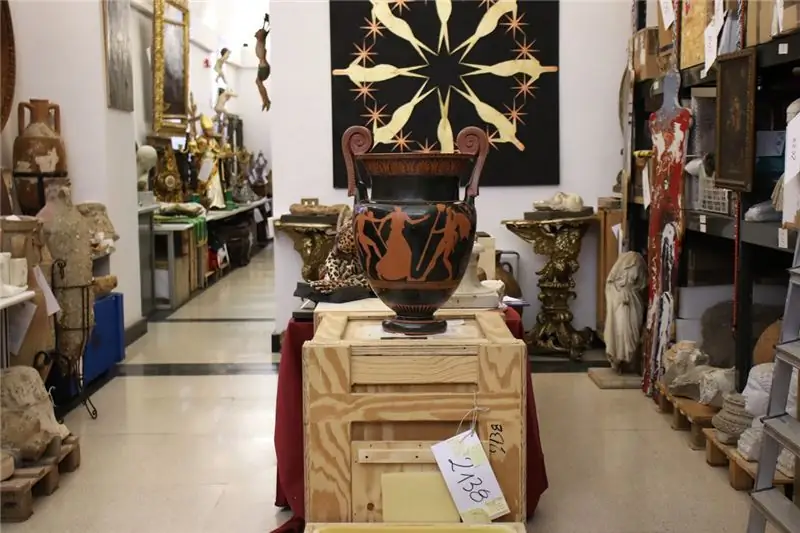 В хранилище находятся все произведения искусства, изъятые итальянскими властями, которые еще не возвращены законным владельцам