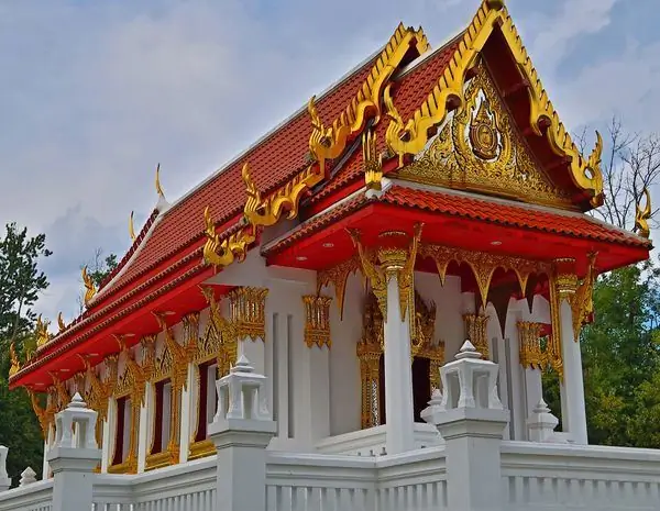 Сверкающий тайский храм в пригороде