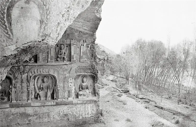 Пещера Могао 259, северная стена и территория за пределами пещеры. Северная Вэй (439-53 4). Ло Архивная фотография, 1943-44. Принстонский университет (Lo259-1)