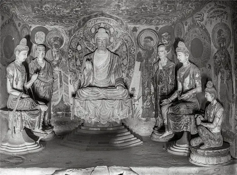 Ниша Будды в западной стене. Пещера Могао 328. Ранний Тан (618-704). Ло Архивная фотография, 1943-44. Принстонский университет (Lo328-2)