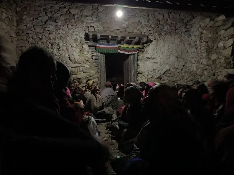 Жители собираются на очистительный ритуал в храме в деревне Трок